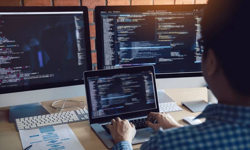 数据科学选型：R与Python如何赋能覃塘区网站建设？